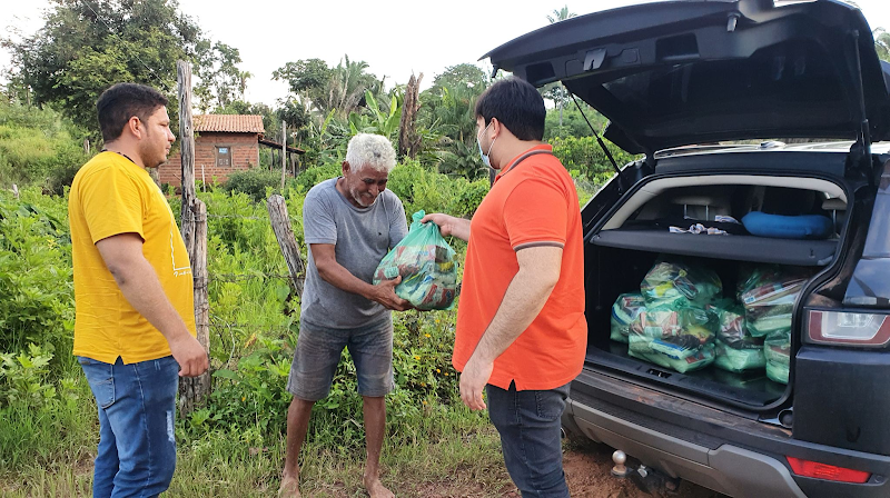 Advogado doa cestas básicas para famílias carentes de Esperantinópolis