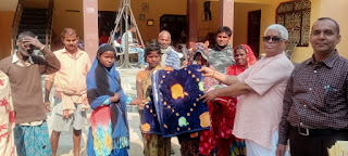 समाजसेवी ने गरीबों में बांटे कंबल | #NayaSaveraNetwork