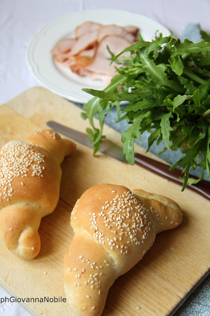 Croissants salati farciti con Gran Fesa di Tacchino Arrosto Lenti, robiola e rucola