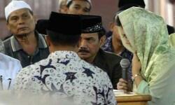 VIDEO GAMBAR BELLA SAPHIRA MASUK ISLAM Baca 2 Kalimat Syahadat Youtube 