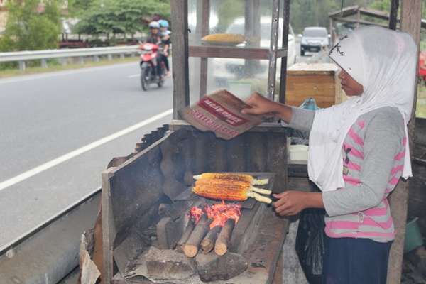 Menikmati Jagung Bakar dan Sunset Senja di Pantai Lhoknga 