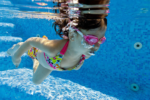 Banyak manfaat yang dapat dipetik dari kebiasaan melakukan olahraga atau aktivitas fisik s Manfaat Ajari Anak Berenang