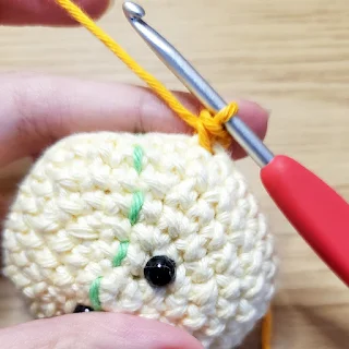 Amigurumi Sun - Attaching the sun rays (step 2)