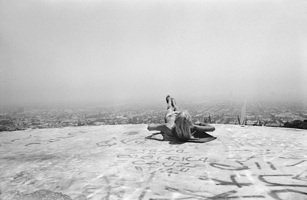 "Laid back in mount Olympus" - Hollywood Hills, CA, 1975 foto por Hugh Holland | black and white cool photos | 70s California skaters awesome pics | imagenes chidas bellas, fotos en blanco y negro bonitas