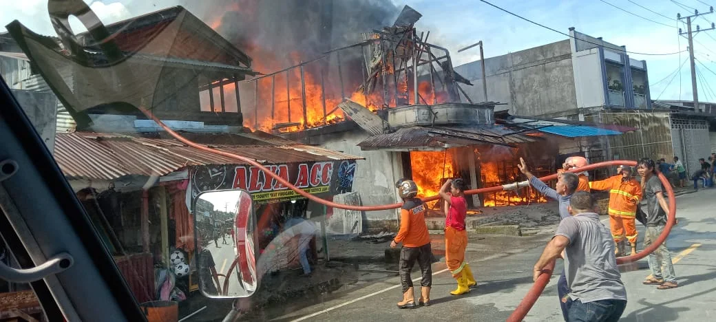 4 Unit Mobil BPBD Simeulue Padamkan Api di Pasar Kampung Air
