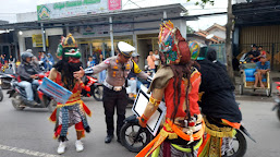 Gandeng Kesenian Tradisional, Cara Sat Lantas Polres Indramayu Sosialisasi Ops Keselamatan Lodaya 2023.