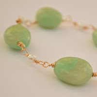 http://www.cocoatutoriales.blogspot.com.es/2015/10/pulsera-de-alambre-y-jade-aprendiendo.html