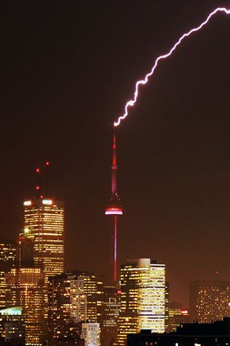 415px-CN_Tower_struck_by_lightning-Edit(Taxi)