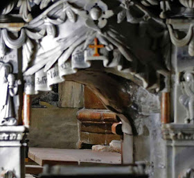 Portinha de ingresso no Santo Sepulcro enquanto a equipe de restauração retirava o mármore superior.