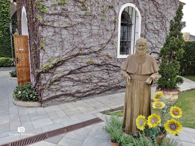 Fotocomposição com destaque para a Estátua Padre Kentenich - Vila Mariana - São Paulo