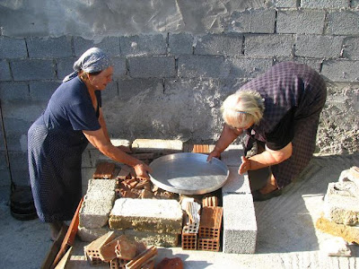  Φτιάχνουμε μόνοι μας παραδοσιακό ξυλόφουρνο, με χώμα, νερό και άχυρο