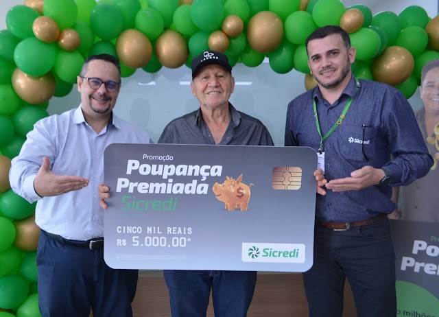 Sicredi Vale do Piquiri Abcd PR/SP entrega prêmio da campanha da poupança a associado de Roncador (PR)