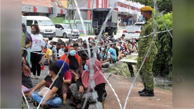 PATI mana nak lari? | KIRA-kira 200 warga asing yang tidak mempunyai dokumen pengenalan diri sah diberkas ketika pemeriksaan dijalankan Jabatan Imigresen Malaysia (JIM) di sekitar Pasar Jalan Othman, Petaling Jaya, hari ini.