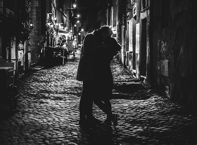 pareja  noche poemas amor callejón olvidarás