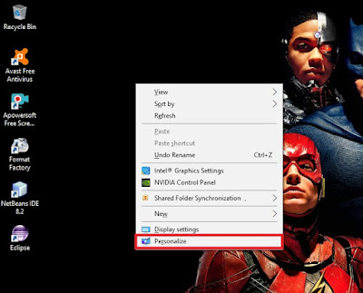 Pada tampilan desktop, Sobat klik kanan dan pilih Personalize.