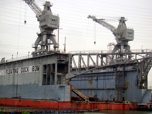 Ụ nổi 83M đang gây mất an toàn hàng hải trong khu vực cảng Gò Dầu. Ảnh: Hoàng Trường