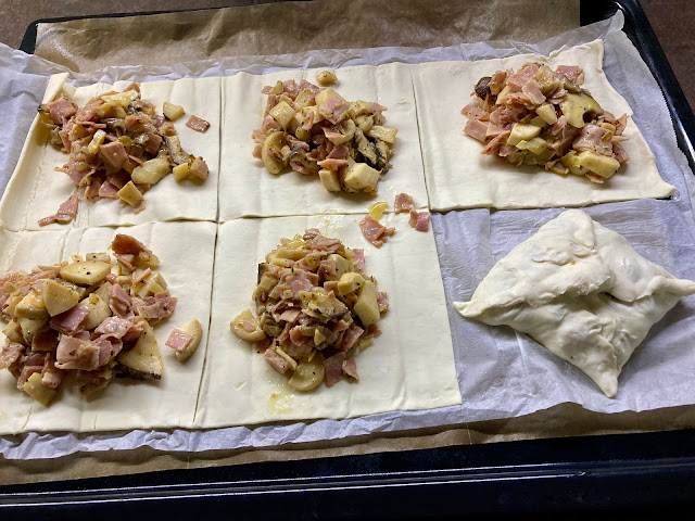 Blätterteigtasche mit Schinken-Pilz-Füllung - Sonkás-gomás töltelékes ...