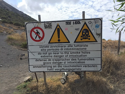 Vietato avvicinarsi alle fumarole alto pericolo di intossicazione – It is forbidden to get close to the fumaroles due to danger of poisoning