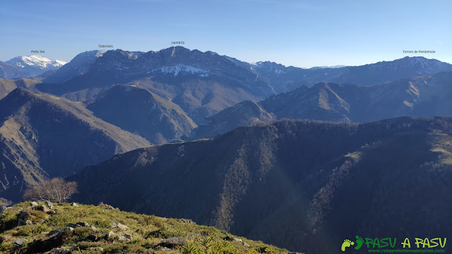 Vista de montañas de Ponga desde el Pico Cunio