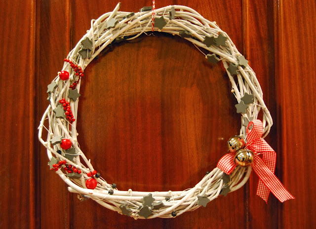 http://sosunnyblog.blogspot.com.es/2013/12/diy-corona-de-navidad-en-blanco.html