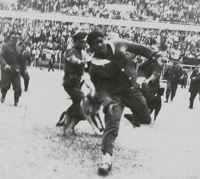 Stadionramp Peru - Victor Melasio Vásquez Campos bestormt het veld