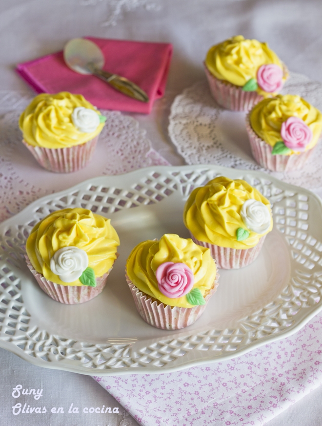 Cupcakes de vainilla con buttercream de queso y fruta de la pasión