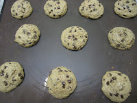 Cookies aux pépites de chocolat, recette de la box de Pandore, cookies à la sortie du four sur plaque de cuisson avec feuille de silicone