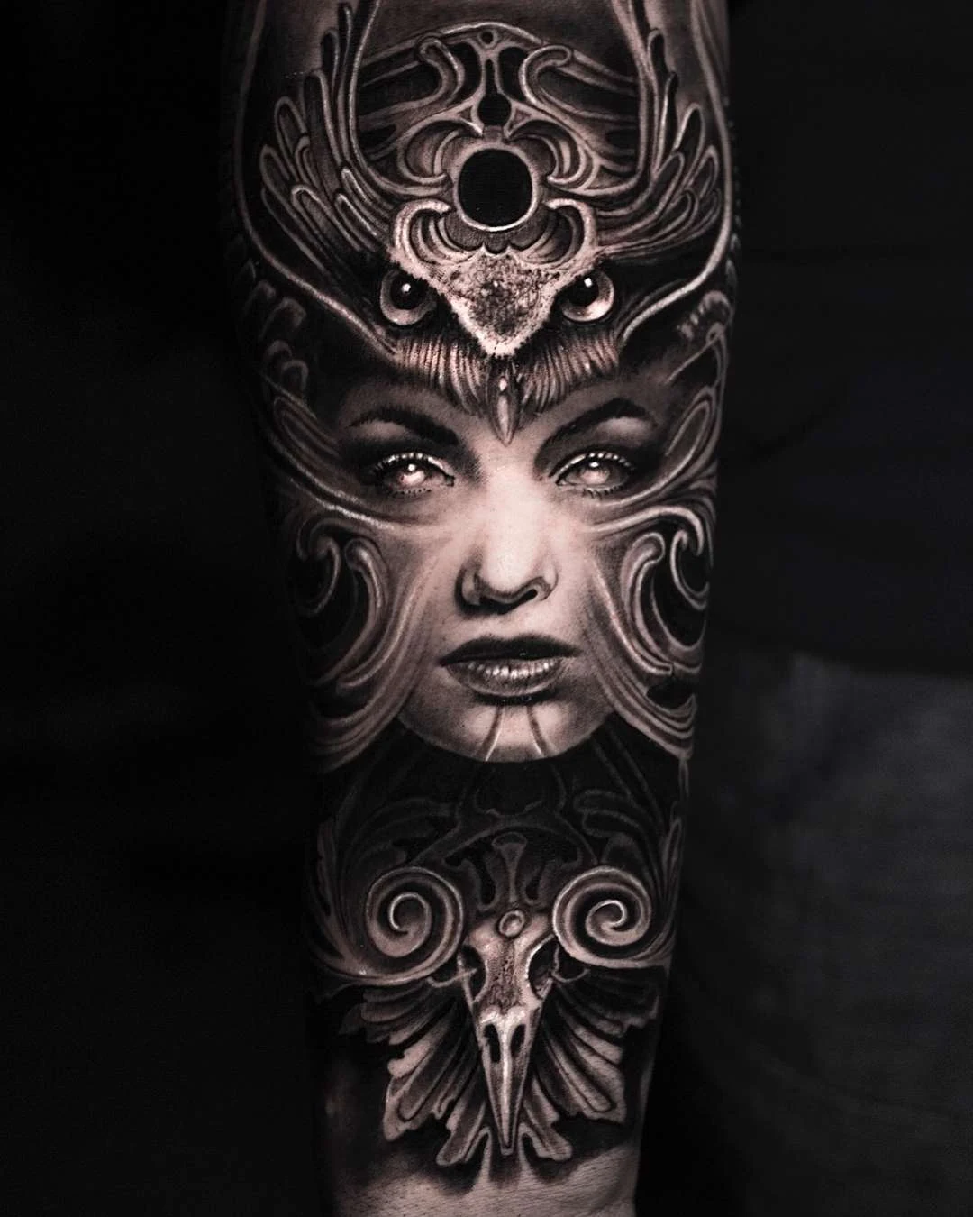 Espectacular tatuaje e blanco y negro