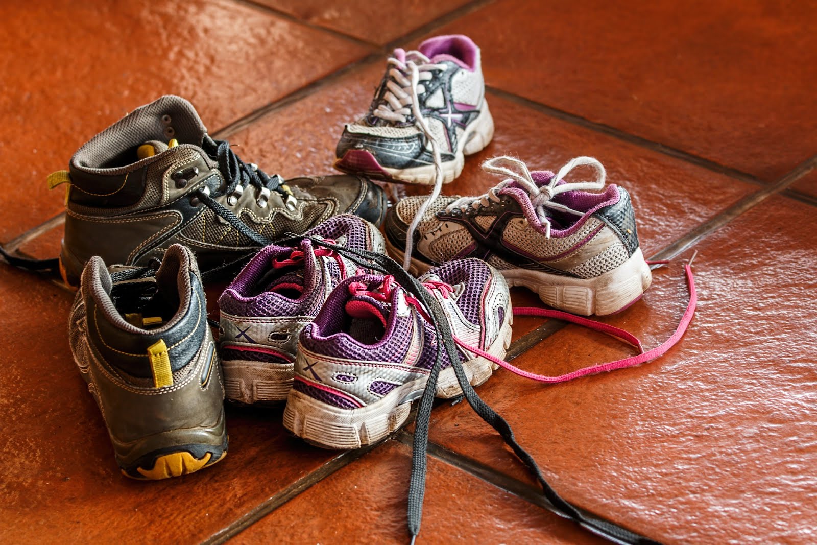 4 Tips Agar Anak  Merapikan  Sepatunya Solusi Bunda