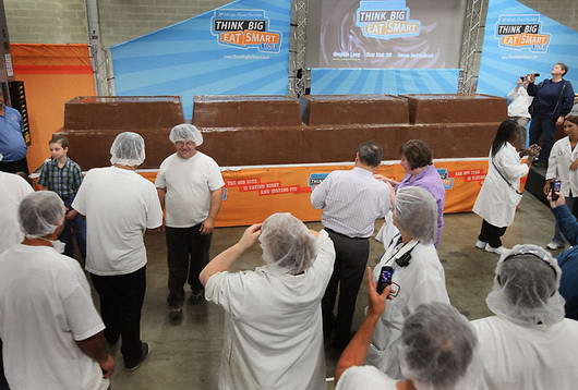 Coklat Terbesar Dunia Memecahkan Guinness World Record [ www.BlogApaAja.com ]