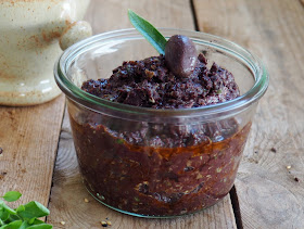 Tapenade de inteso sabor mediterráneo: olivas negras, alcaparras, anchoas, tomates secos, orégano, ... con unos palitos integrales de semillas