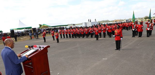 RAIS NA AMIRI JESHI MKUU DKT MAGUFULI ATUNUKU KAMISHENI KWA MAAFISA WANAFUNZI WA JWTZ IKULU JIJINI DAR ES SALAAM LEO