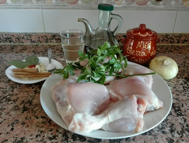 Imagen con los ingredientes para la elaboración de un pollo andalusí para 4 personas
