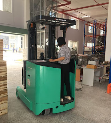 Xe nâng kho hẹp Mitsubishi reach truck đứng lái