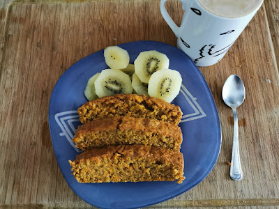 Un desayuno perfecto, bizcocho de zanahoria y café con leche