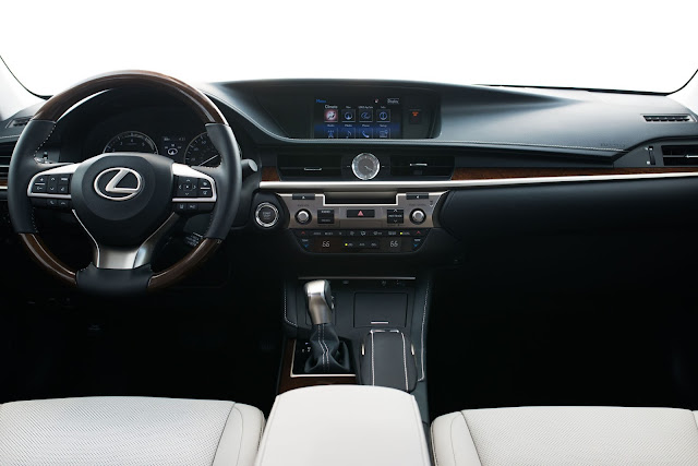 Interior view of 2017 Lexus ES350