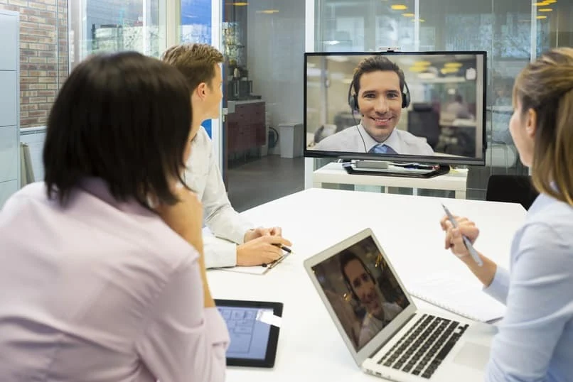 Protocolo para reuniones en línea - licencia Adobe Stock