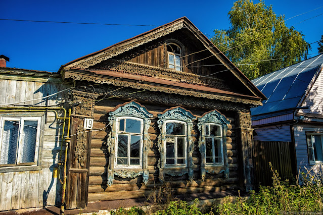 Старый одноэтажный деревянный дом с обилием резьбы