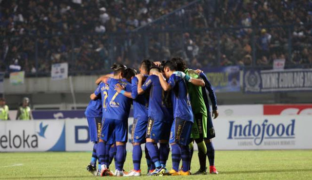 Mantan pemain Liga Inggris ini akan melatih Persib Bandung