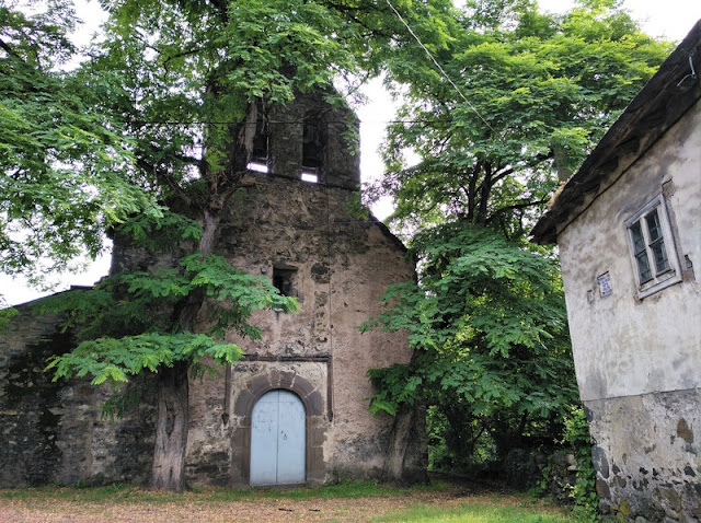 Iglesia junto al Hotel Rural La Pista