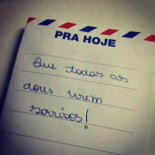 "Envelope contendo a mensagem 'Que todas as dores virem sorrisos!' para inspirar e alegrar o dia de alguém especial. Uma mensagem de esperança e otimismo para transformar os momentos difíceis em sorrisos inesquecíveis."