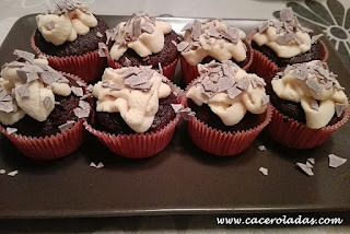 Cupcakes de chocolate con frosting de plátano