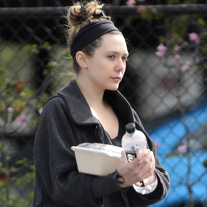 Elizabeth Olsen having lunch in LA :「アベンジャーズ : エンドゲーム」の最終版の予告編が公開されたことで、全世界が沸き立っていた頃、ムシャムシャとランチを食っていたスカーレット・ウィッチのエリザベス・オルセン ! ! 