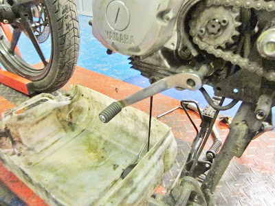 Yamaha YBR 125 cleaning engine oil  gauze / filter ,  engine in the bike ( remove footpeg , engine clutch side covers )
