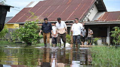 Tindak Lanjuti Laporan Warga, Ketua DPRK Banda Aceh Tinjau Perumahan Tegenang Banjir di Gampong Emperom