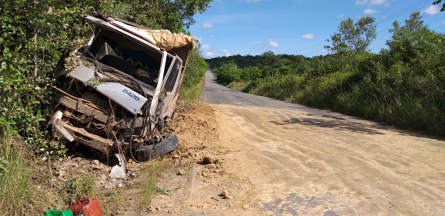 Com a BA-504 cheia de Buracos, população aguarda a promessa de recuperação do Governo do Estado.