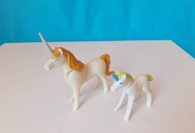 Playmobil , unicornio adulto  branco de crina dourada  R$ 20,00 e filhote branco de crina verde   R$ 15,00
