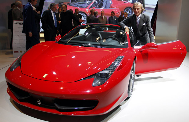 Esse modelo da Ferrari o 458 Spider a maquina ser vendido por 198856 