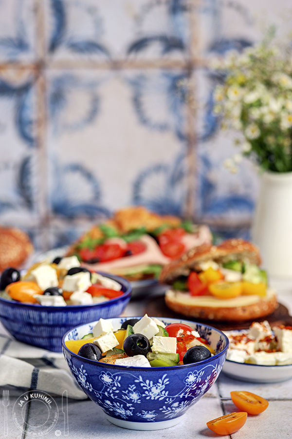Grčka salata i kroasan sendviči