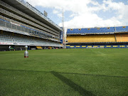 Uma das taças de campeão do Boca no estádio La Bombonera